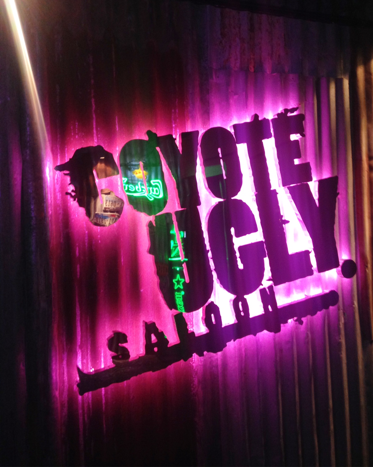 COYOTE UGLY SALOON | エポンジュ | 松本市の美容室・ヘアサロン【Brownie】【LECLAIRE】【THE CABANA】 