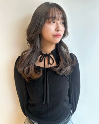 ・
Blange Color🤎×🩶

透明感のあるBrownに赤みを抑えたGeigeColor✨

ブリーチ無しでできるおすすめカラー🌈

hair by @yushi_horiuchi 

#松本市
#松本市美容室
#松本市美容院
#brownie
#leclaire
#thecabana
#ブラウンカラー
#グレージュ
#艶カラー